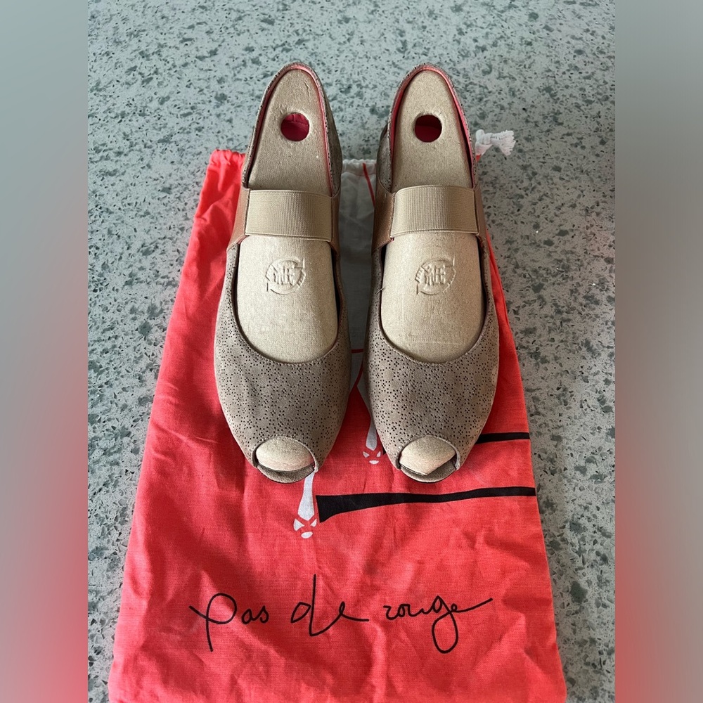 Pas de Rouge Women’s wedge peep toe sling backs